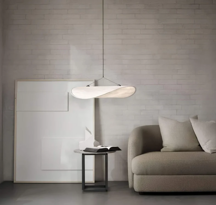 Design plafondlamp, handgemaakt en wit, zorgt voor sfeervolle verlichting in moderne ruimtes.