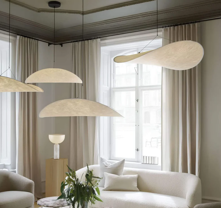 Luxe handgemaakte plafondlamp, wit, voor sfeervolle en moderne verlichting. Designlamp voor interieur.