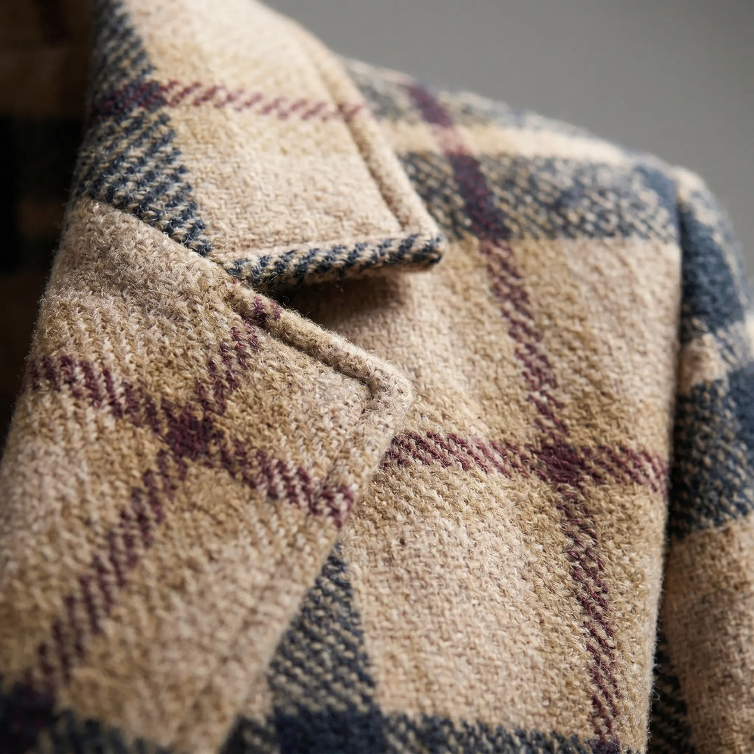Elegante en warme dames winterjas. Lange snit met geruit dessin en revers voor een chique uitstraling.