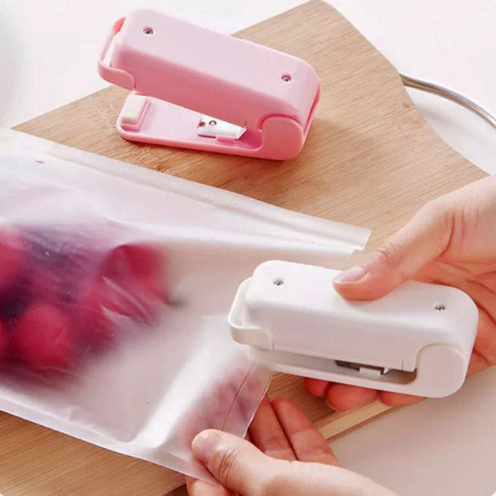 Handzame sealer sluit zakken hermetisch af voor optimale vershouding en keukenorganisatie. Anti-verspilling.