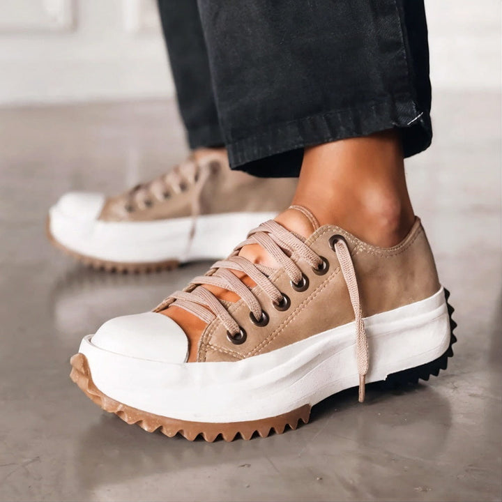 Dames plateau-sneaker 'Ashley' met vetersluiting. Trendy en comfortabele casual schoen voor dagelijks gebruik.