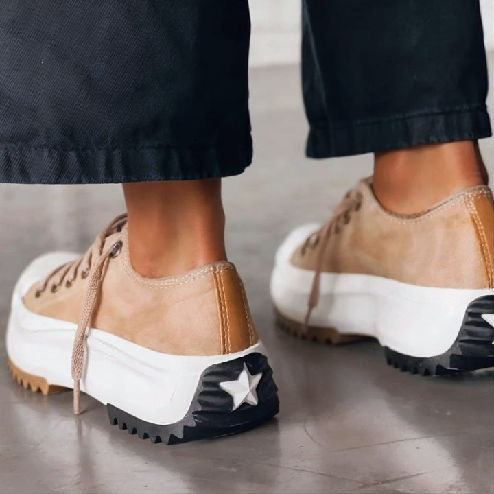 Bruine dames plateau-sneaker met veters. Stijlvolle en comfortabele veterschoen met dikke zool voor trendy mode.