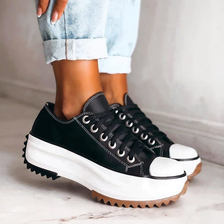 Witte dames plateau-sneaker met vetersluiting. Trendy en comfortabele schoenen voor een casual of fashionable look.