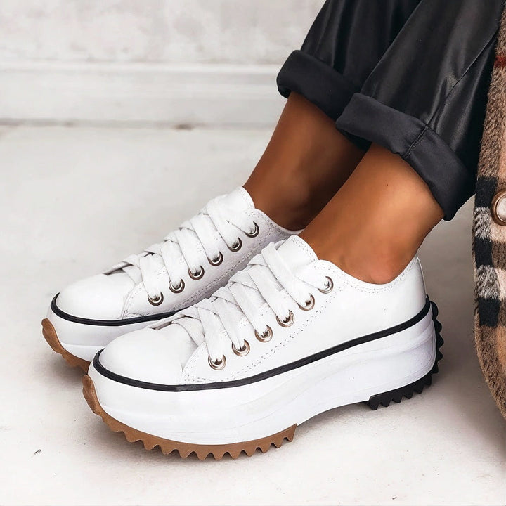 Tijgerprint dames plateau-sneaker. Unieke, trendy veterschoen met dikke zool voor een opvallende modieuze look.