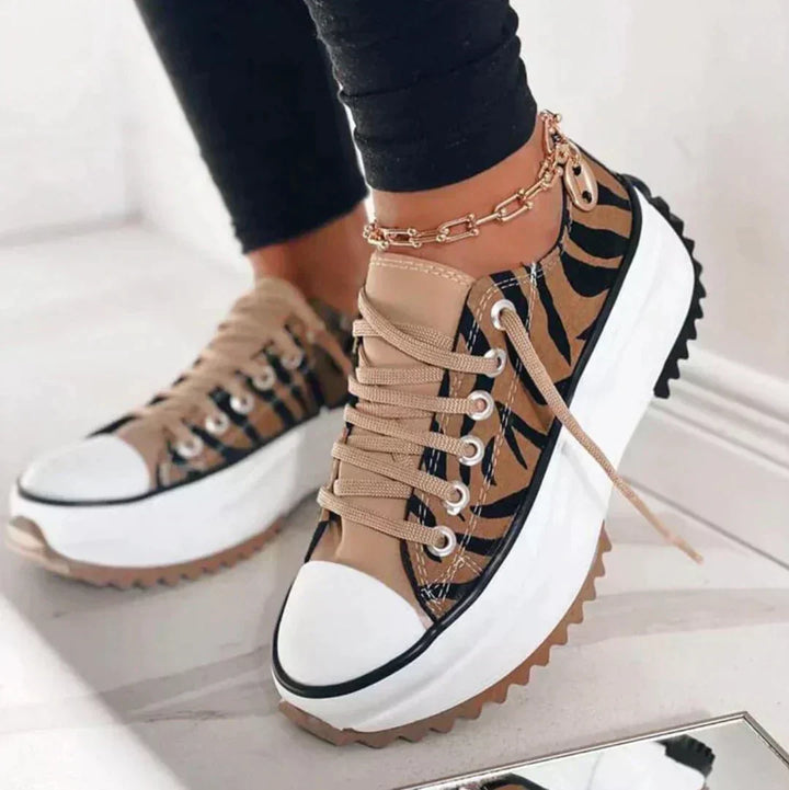 Comfortabele dames schoenen: de 'Ashley' plateau-sneaker. Stijlvolle veterschoen met trendy design en hoge zool.