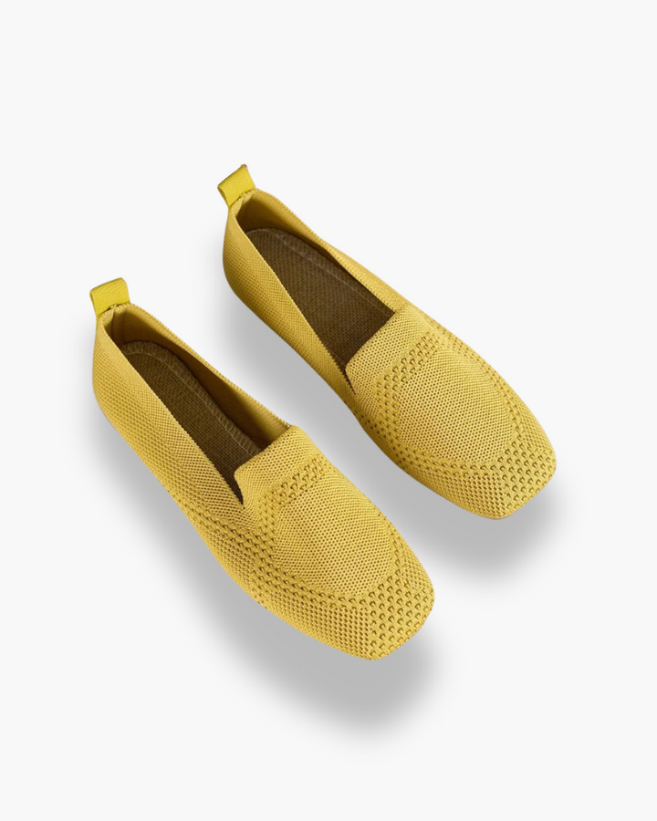 Boven-aanzicht van stijlvolle dames instappers. Comfortabele casual loafers voor lente en zomer, platte zool.