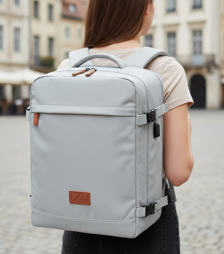Zwarte unisex handbagage rugzak met USB-aansluiting, ideaal voor compact en georganiseerd reizen en vliegreizen.