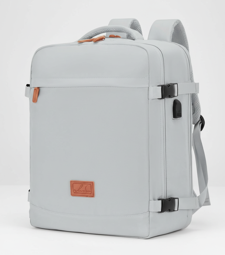 Compacte reisrugzak met meerdere vakken, perfect voor een laptop en georganiseerde handbagage tijdens je vliegreis.