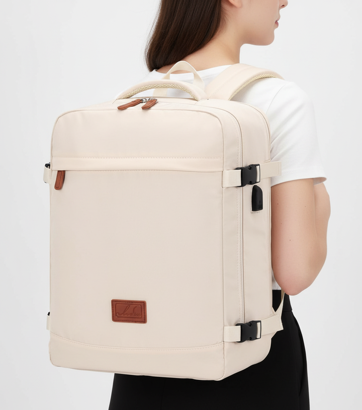 Een persoon draagt de stijlvolle, compacte handbagage rugzak, ideaal voor dagelijks gebruik en weekendtrips.