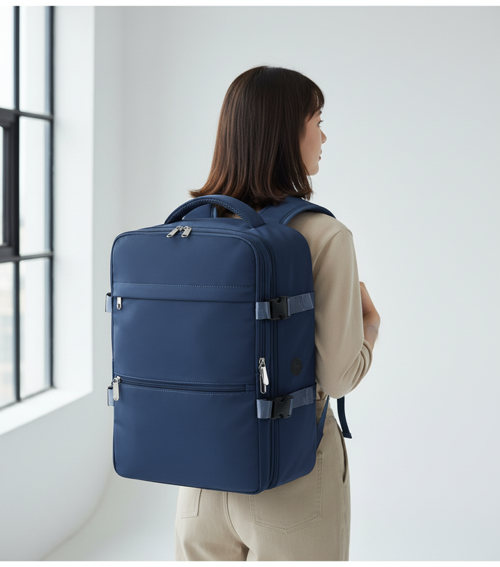 Achterkant van de reisrugzak met ademende padding. Ergonomisch ontwerp voor comfortabel reizen.