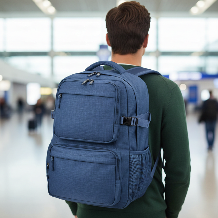 Zwarte unisex reisrugzak met laptopvak, perfect als handbagage. Waterafstotend en georganiseerd voor reizen.