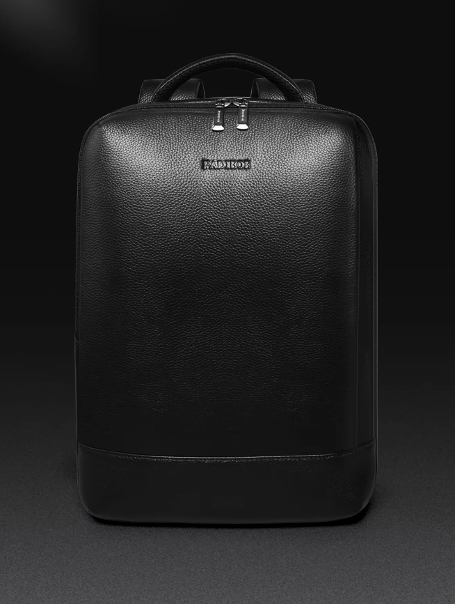 Stijlvolle zwarte zakelijke rugzak van LeatherMax voor professionals, met speciale vakken voor laptop en documenten.