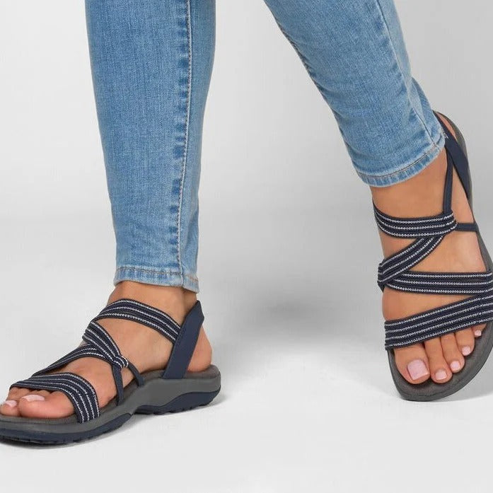 Comfortabele zwarte orthopedische sandalen voor dames, met platte zool en optimale ondersteuning.