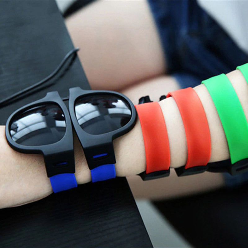 Zwarte unisex zonnebril met flexibele pootjes, functioneert als armband. Handig voor een actieve zomer. UV-bescherming.