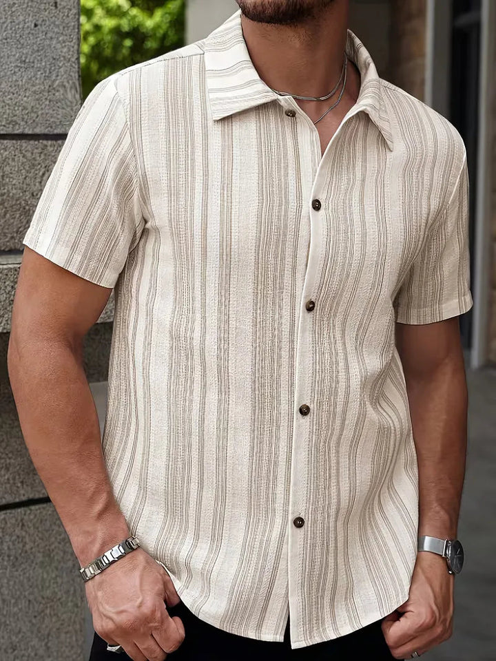 Casual chic heren polo met strepen en korte mouwen, perfect voor zomerse dagen.