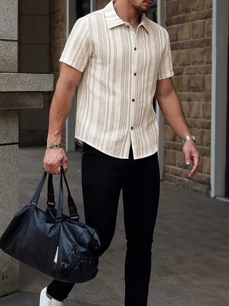 Stijlvolle gestreepte heren polo in abrikoos, perfect voor lente en zomer, casual overhemd.