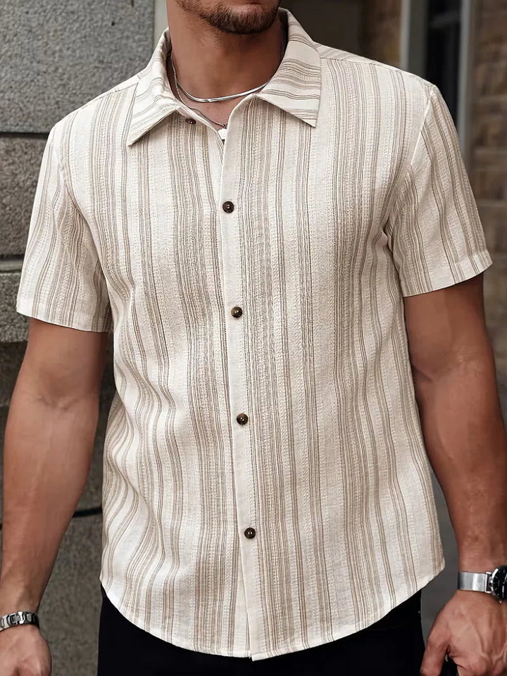 Gestreepte heren polo met korte mouwen, ideaal voor een frisse en trendy zomerse outfit.