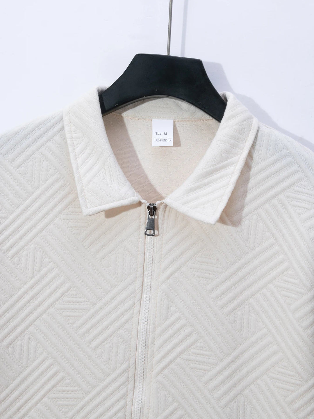 Moderne, comfortabele herenpolo met ritssluiting, ideaal voor casual of sportieve lente-outfits.