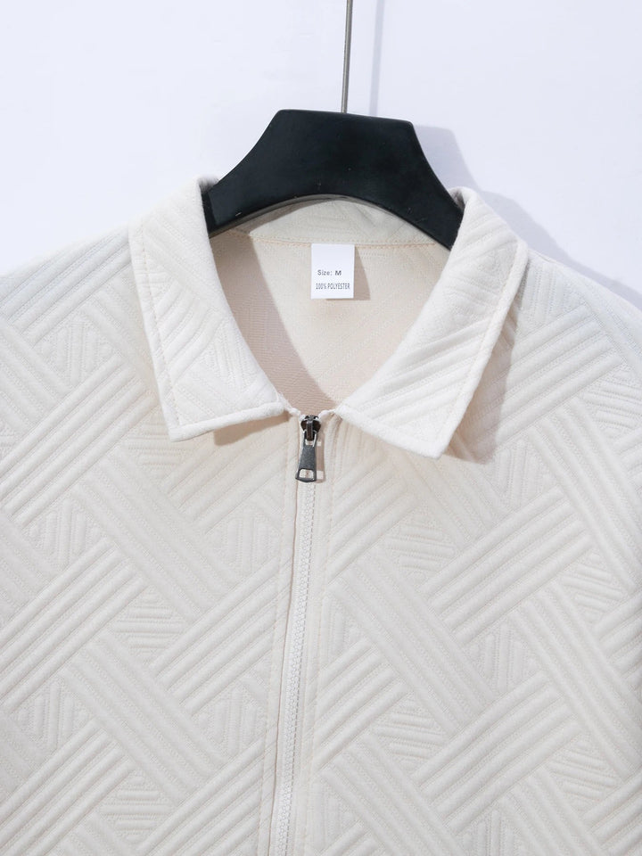 Moderne, comfortabele herenpolo met ritssluiting, ideaal voor casual of sportieve lente-outfits.