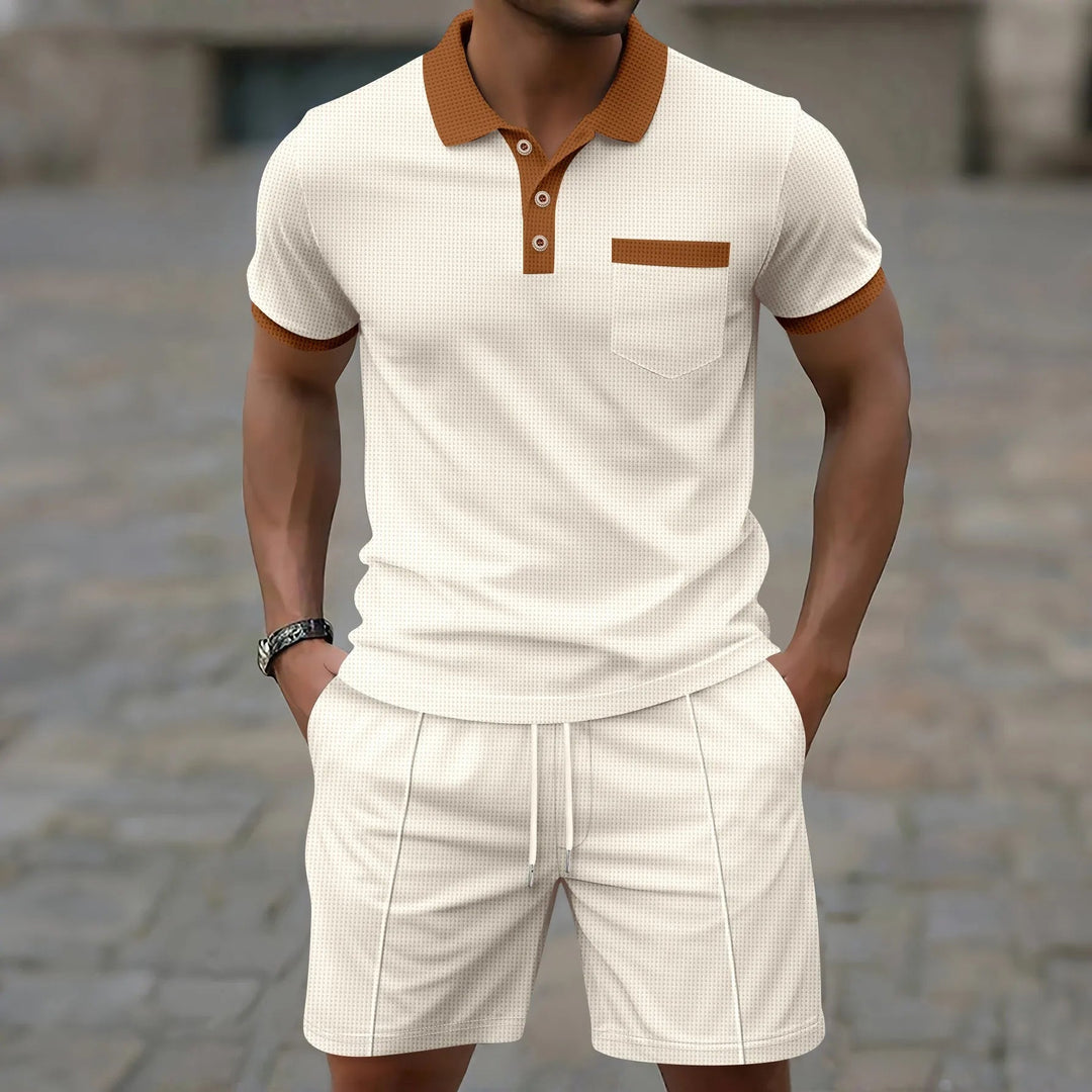Stijlvolle heren polo set met shorts in gecoördineerde lentemode, perfect voor elke casual gelegenheid.