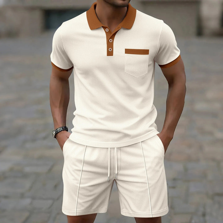 Stijlvolle heren polo set met shorts in gecoördineerde lentemode, perfect voor elke casual gelegenheid.
