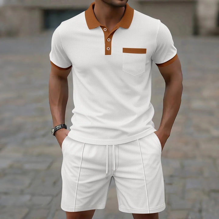 Comfortabele heren polo met wafeltextuur, onderdeel van een stijlvolle co-ord set voor lente en zomer.