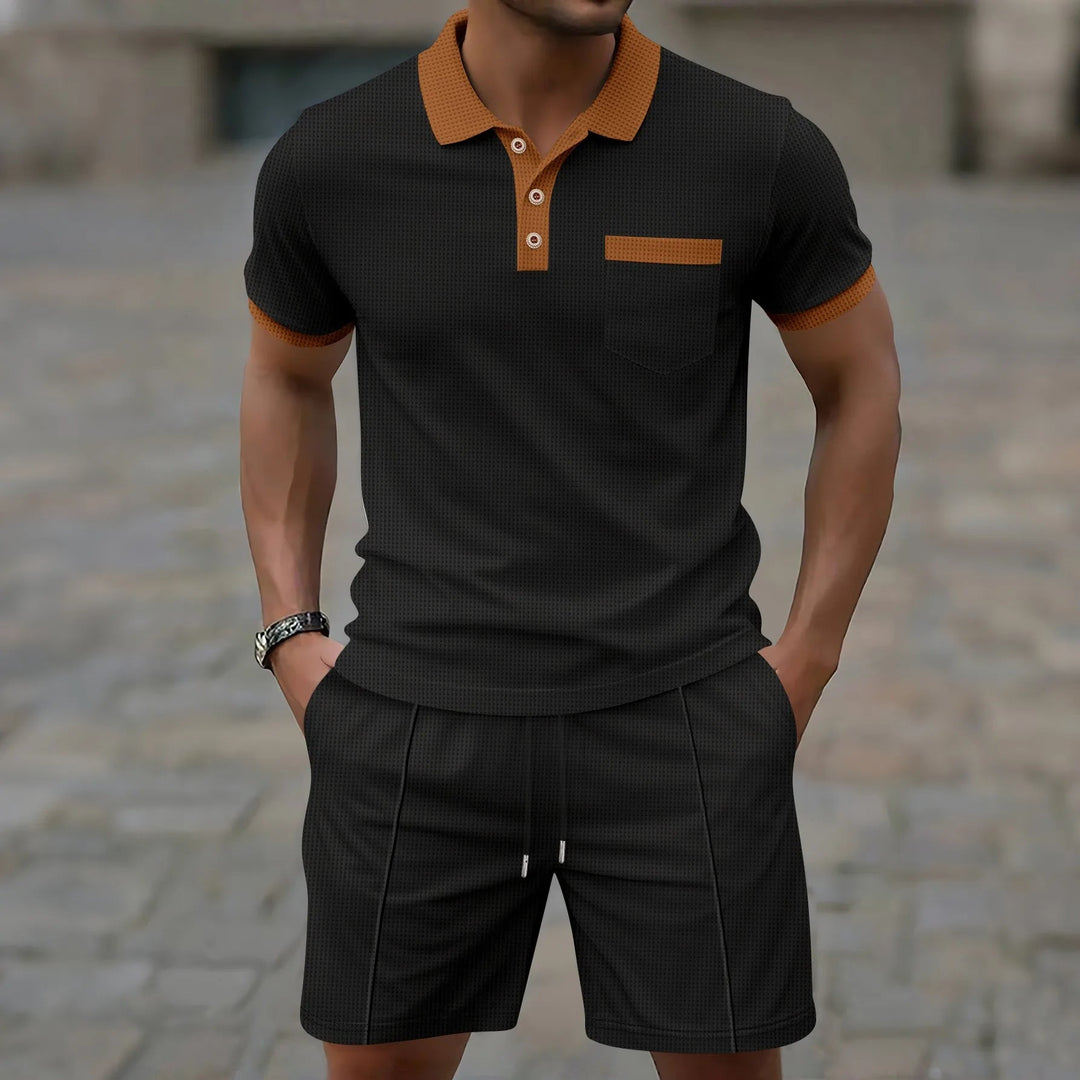 Heren polo set met bijpassende shorts, ideaal voor zomerse dagen. Casual, comfortabel & stijlvol.