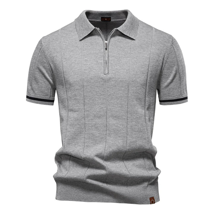 Jonge man draagt casual heren polo met ritssluiting en verticale lijnen. Comfortabel en trendy.