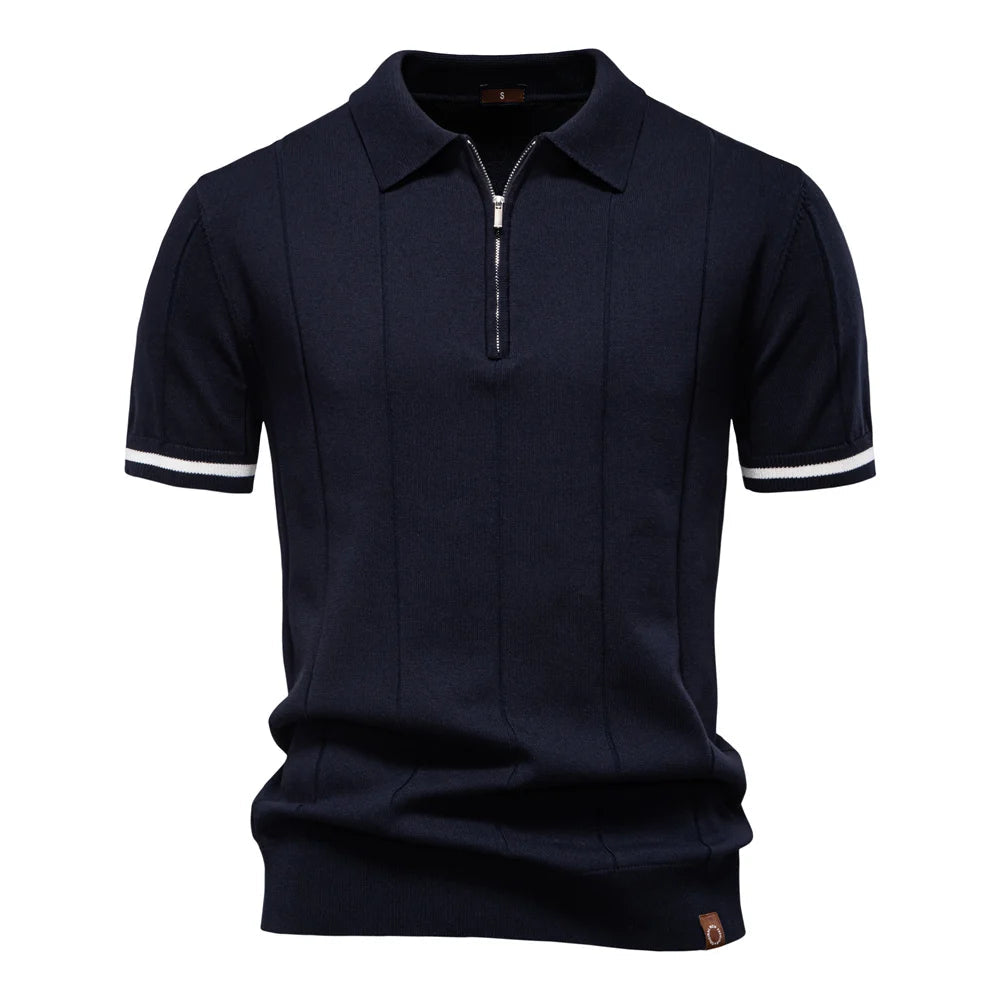 Detailopname van de ritssluiting op een stijlvolle heren polo met opvallende verticale lijnen.