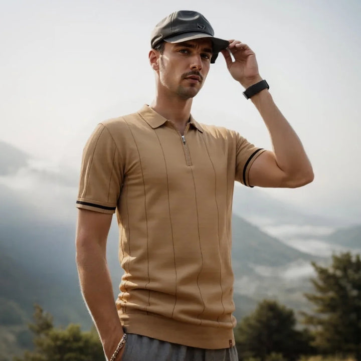 Veelzijdige heren top: polo shirt met rits, verticale lijnen. Geschikt voor casual en smart casual gelegenheden.