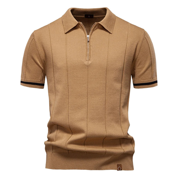 Heren polo shirt met ritssluiting en stijlvolle verticale lijnen. Perfect voor casual herenmode.