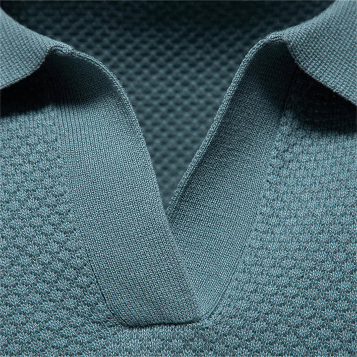 Modern heren polo shirt met open kraag, biedt luchtig comfort en een veelzijdige stijl.