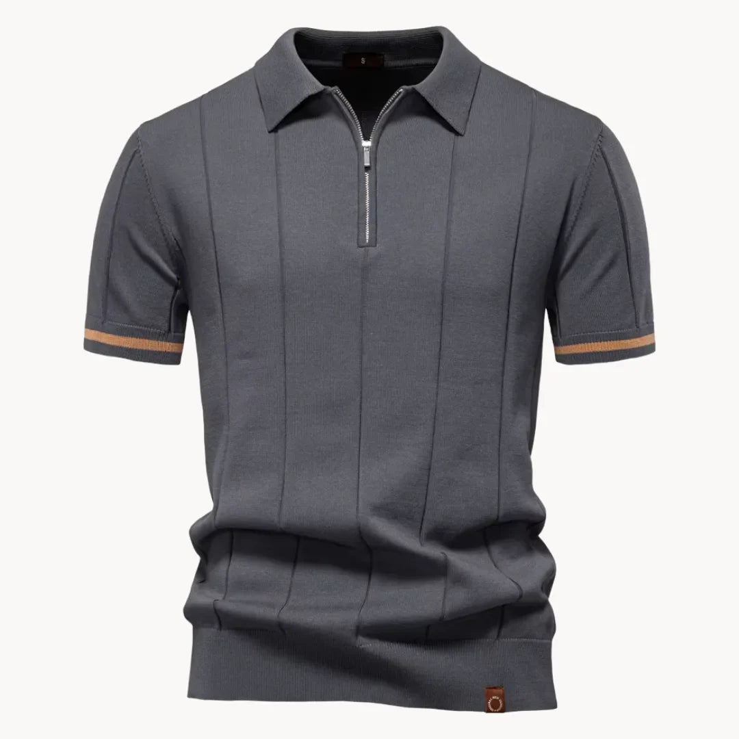 Lichte heren polo met korte rits en klassieke kraag; stijlvol voor zomerse avonden.