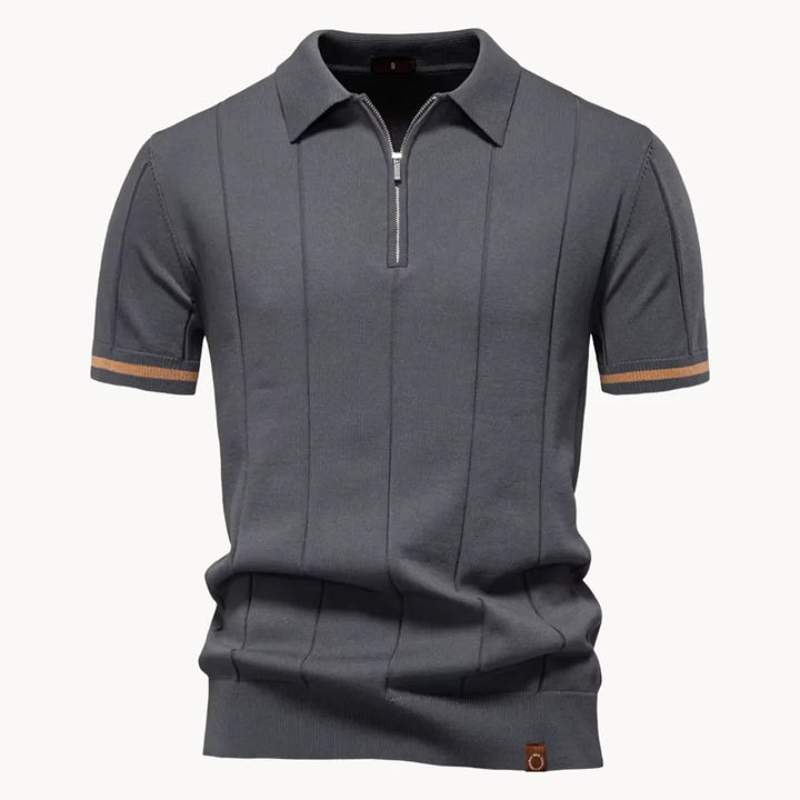 Lichte heren polo met korte rits en klassieke kraag; stijlvol voor zomerse avonden.