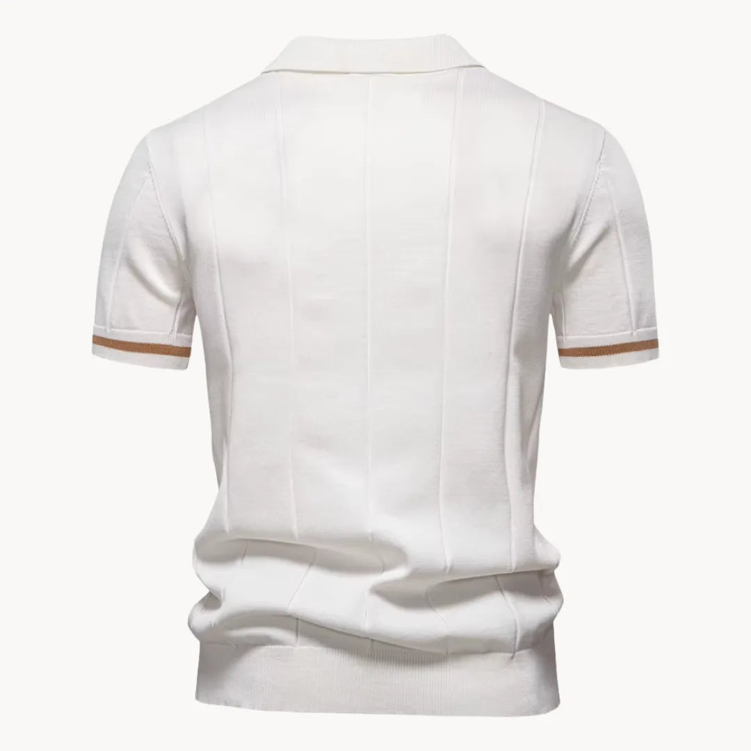 Smart casual heren polo, korte rits, klassieke kraag; essentieel item voor je lente garderobe.