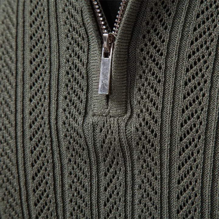 Modieuze heren ribgebreide polo met zip-neck sluiting, ideaal voor smartcasual herfstlooks.
