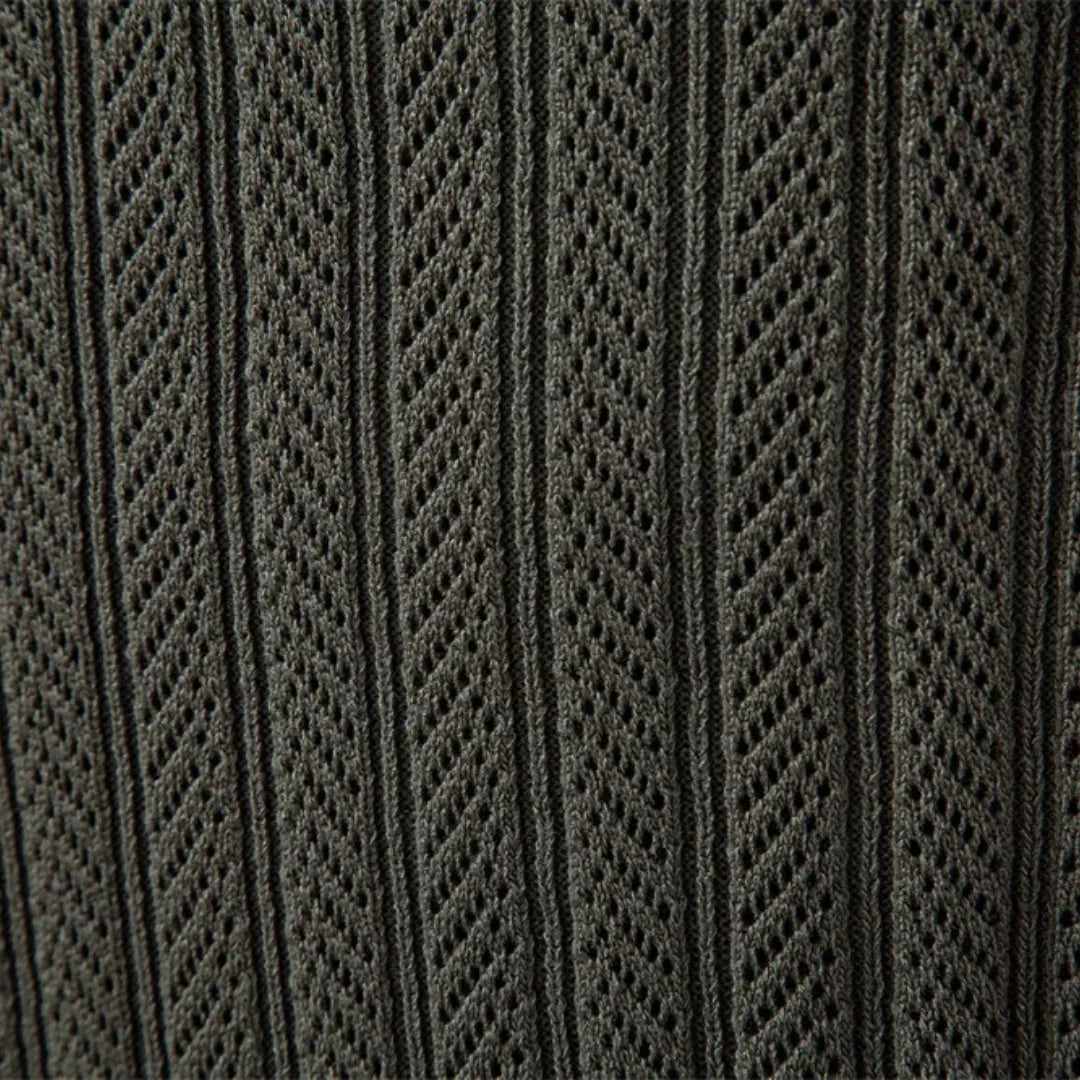 Comfortabele heren polo sweater van ribgebreid materiaal, met korte ritssluiting aan de hals.