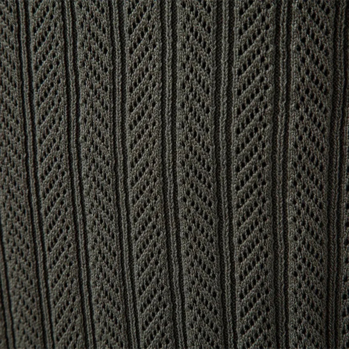 Comfortabele heren polo sweater van ribgebreid materiaal, met korte ritssluiting aan de hals.