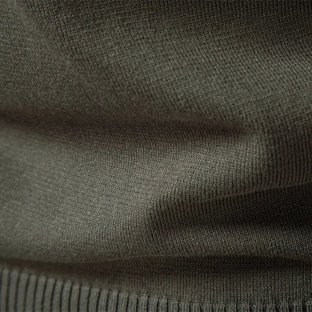 Stijlvolle heren ribgebreide polo met lange mouwen en korte ritssluiting, veelzijdig en warm.