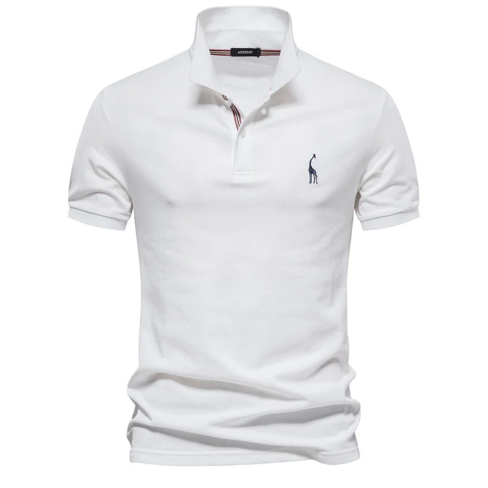 Close-up van het ademende katoen van een comfortabel heren poloshirt, perfect voor zomer kleding.