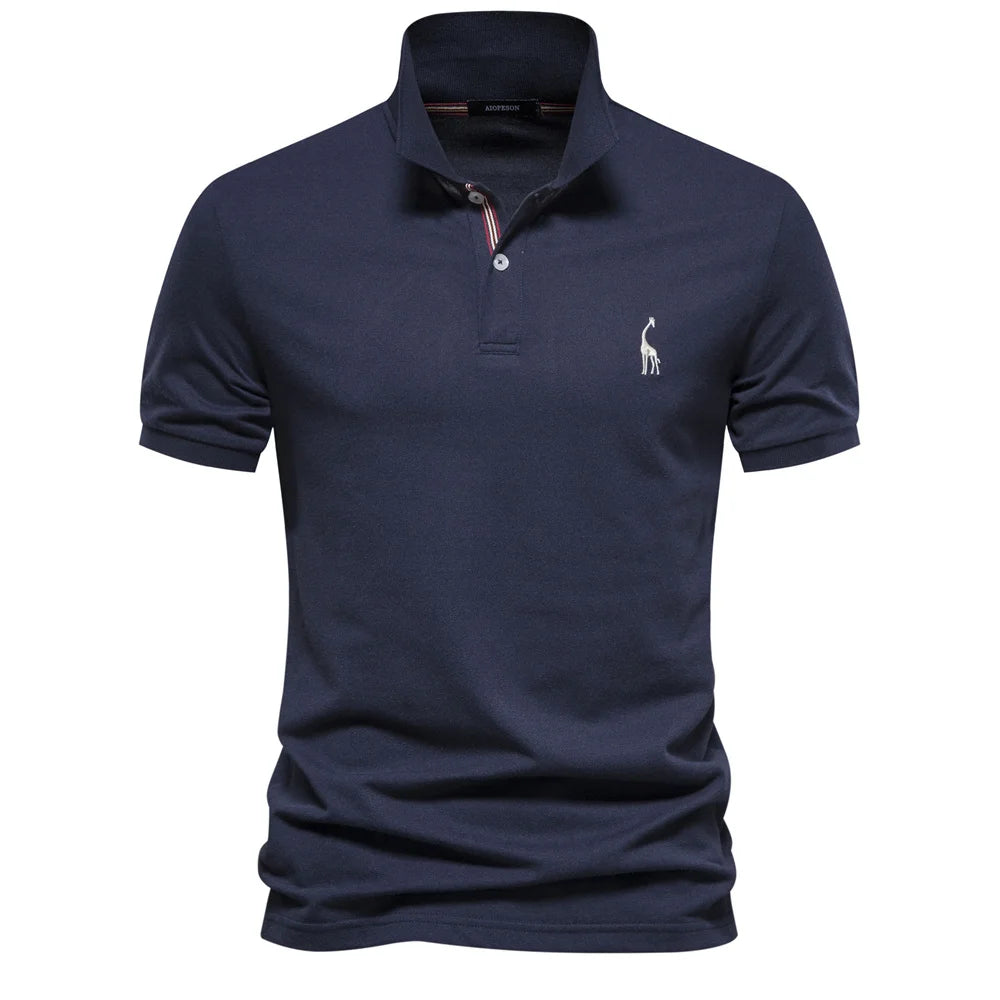 Detail van de tijdloze kraag en knoopjes van een klassiek heren poloshirt, perfect voor elke gelegenheid.