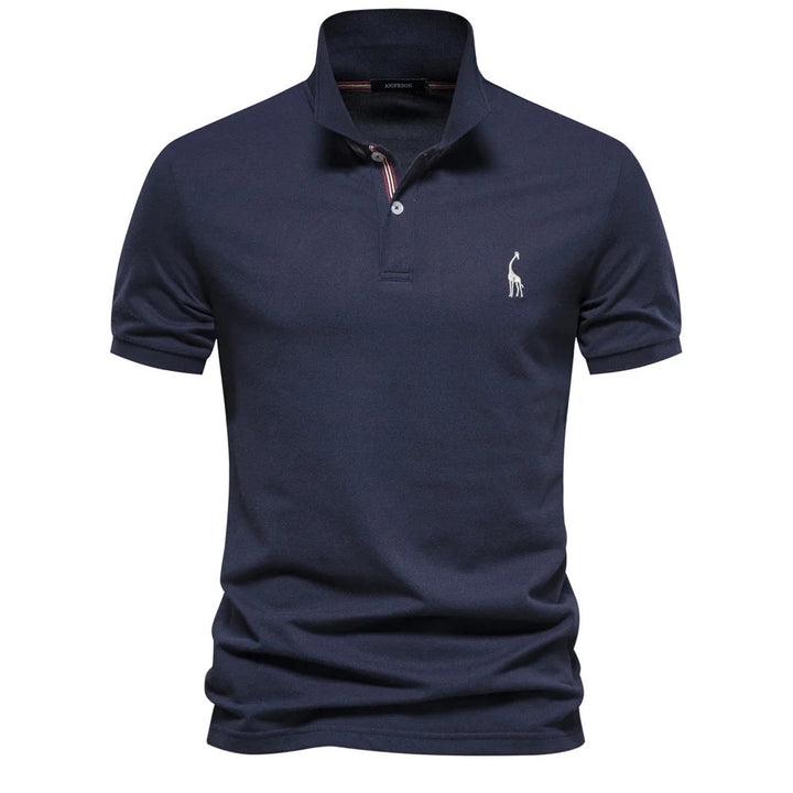 Detail van de tijdloze kraag en knoopjes van een klassiek heren poloshirt, perfect voor elke gelegenheid.