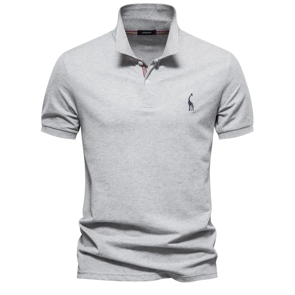 Man draagt een comfortabel en ademend heren poloshirt, ideaal als casual shirt voor warme zomerdagen.