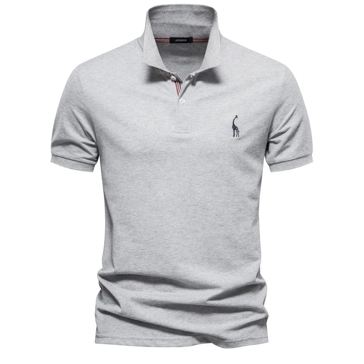 Man draagt een comfortabel en ademend heren poloshirt, ideaal als casual shirt voor warme zomerdagen.