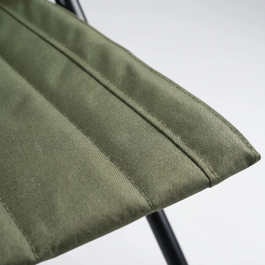 Comfortabele draagbare grondstoel met stevige rugleuning voor optimale ondersteuning bij elke buitenactiviteit.