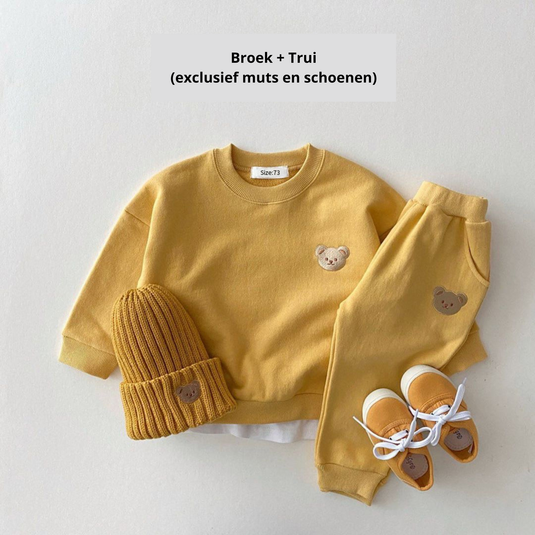 Tweedelige kinderoutfit: zachte trui en broek, perfect voor comfortabele peuteravonturen.