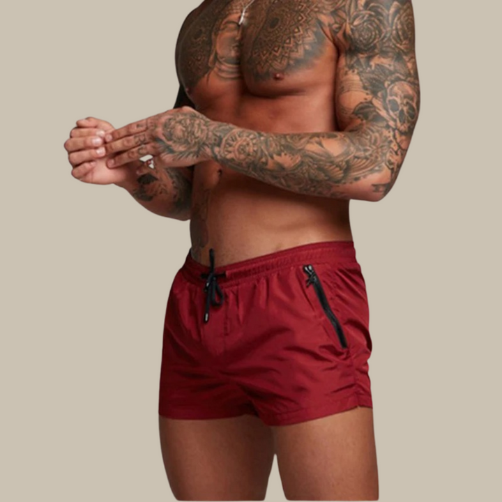 Man draagt modieuze heren stretch zwembroek, perfect voor zwemmen, strand en zomerse vakantie; comfortabel en sneldrogend.