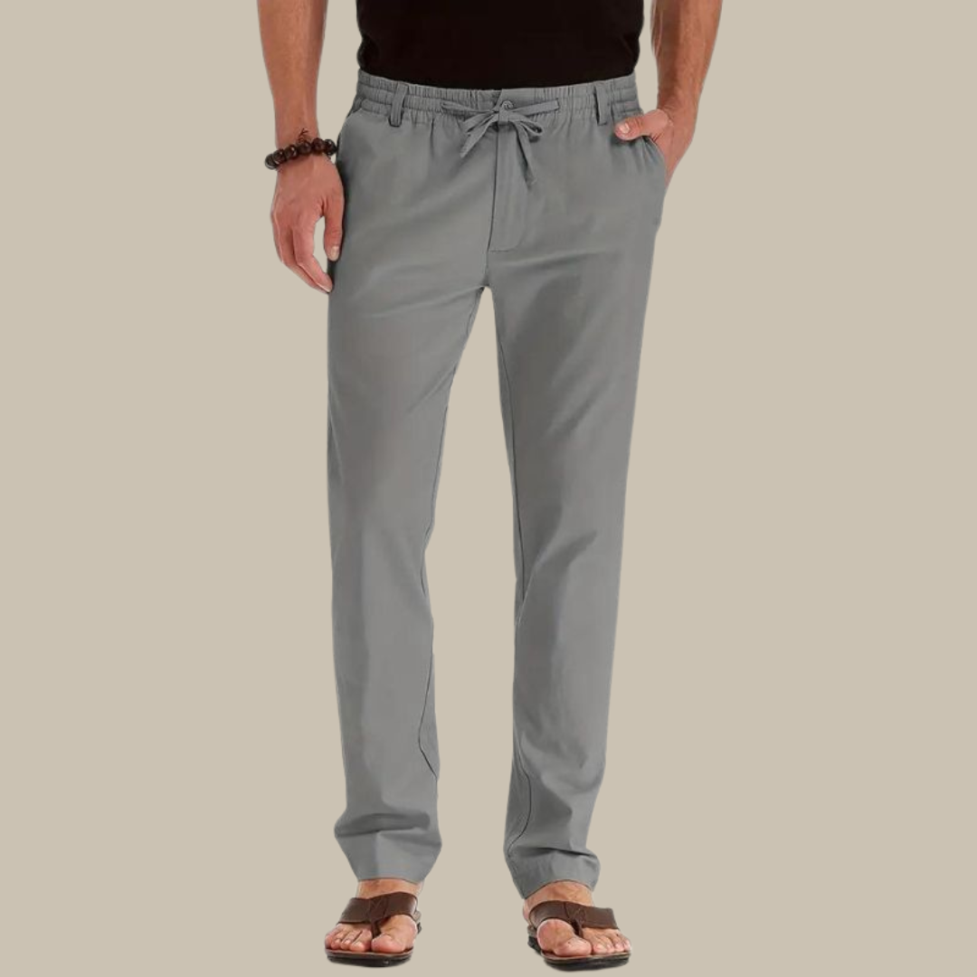 Casual herenbroek Herve gedragen in een relaxte setting, comfortabel en modieus voor vrije tijd.
