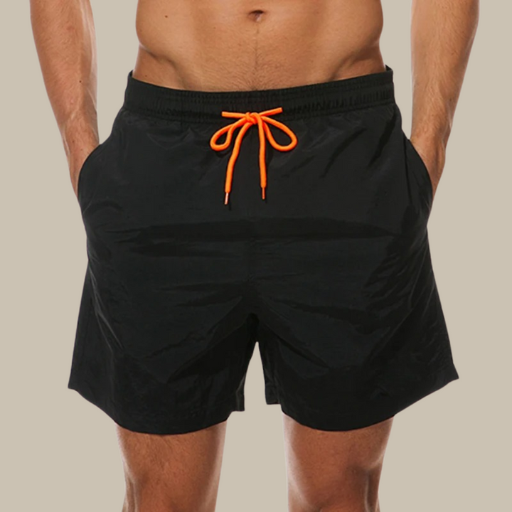 Korte heren zwemshort met elastische tailleband, sneldrogend en comfortabel voor een actieve zomerdag.