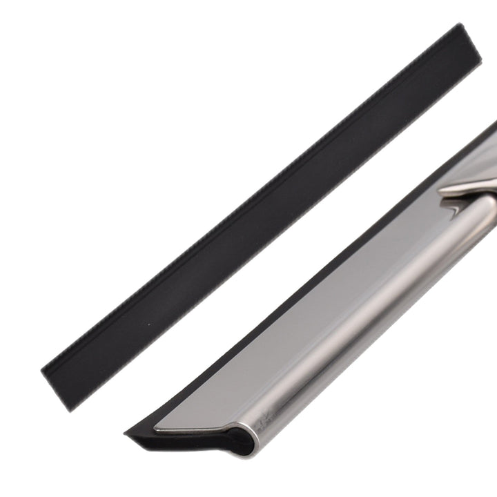 Design zilveren douchewisser met handig ophangsysteem, voor een streeploos schone en frisse badkamer.